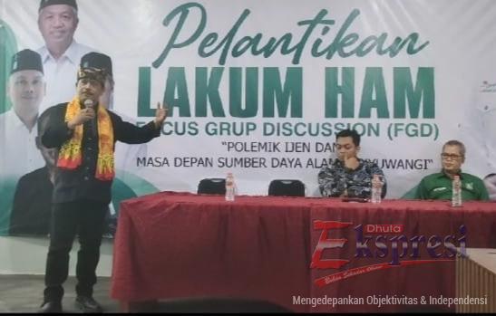 MEMBEDAH POLEMIK IJEN: Tampak Juru Bicara Tim 5 Kaukus Advokat Muda Indonesia (KAMI), Denny Sun'anudin, SH (berdiri memegang mik) saat menyampaikan materi bertajuk "Penyerahan 1/3 Ijen Ke Bondowoso Sebagai Perwujudan Jargon Menjaga Kesinambungan"