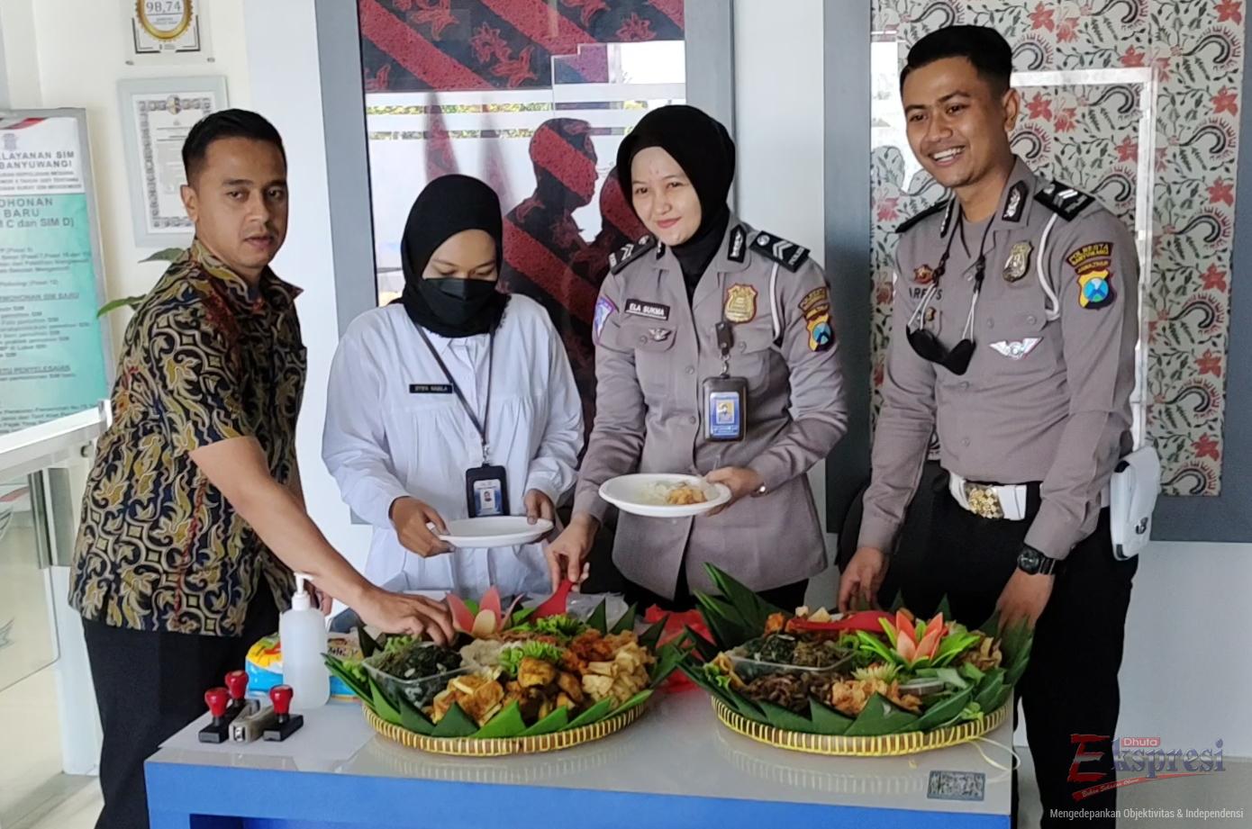 Tampak dua tumpeng keramat yang turut mewarna hari ulang tahun Harrys Permata Sugiyanto
