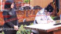 Screenshot_2024_0222_222319 Tampak Bupati Ipuk Fiestiandani sedang menyaksikan penandatanganan dokumen Raperda RTRW yang dilakukan Wakil Ketua DPRD Banyuwangi, Ruliono