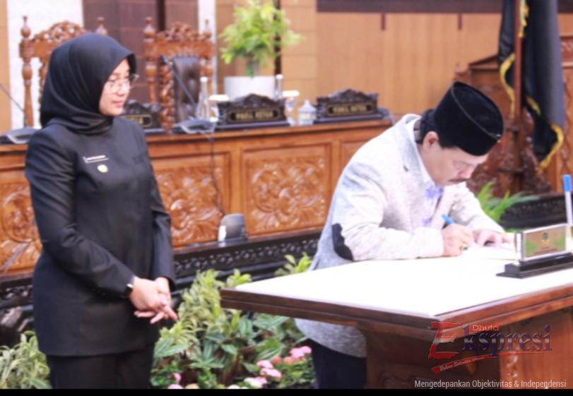 Tampak Bupati Ipuk Fiestiandani sedang menyaksikan penandatanganan dokumen Raperda RTRW yang dilakukan Wakil Ketua DPRD Banyuwangi, Ruliono